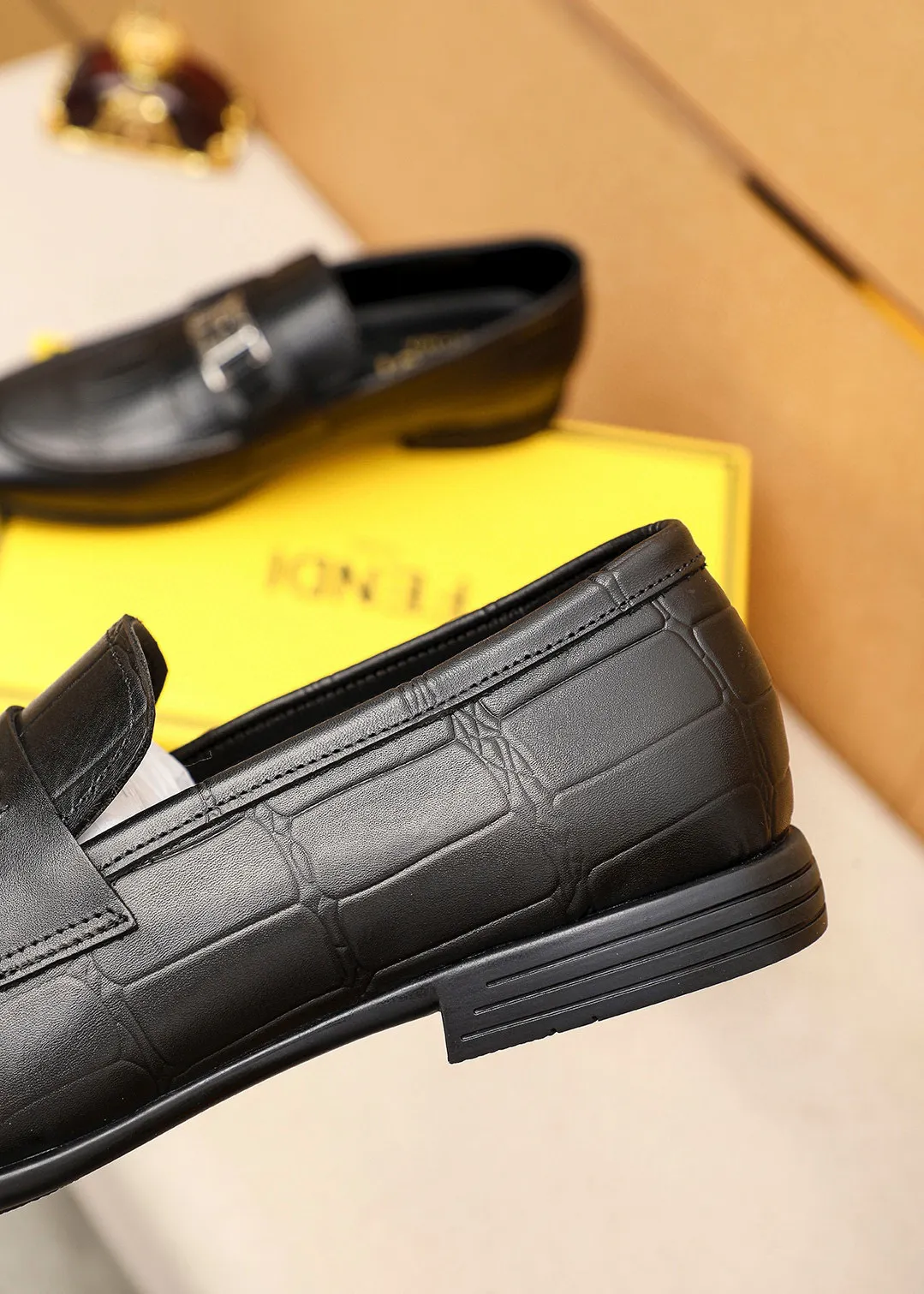 Men's shoes 💰460 💐 Product trademark: FENDI [Fendi] casual leather shoes Regular size: 39-44 (38.45🉑️customized) Product materials: Selected imported first-layer calfskin embossed upper + luxury hardware buckle, imported cowhide leather lining. Strong three-dimensional visual effect, original outsole color: 1⃣️color optional